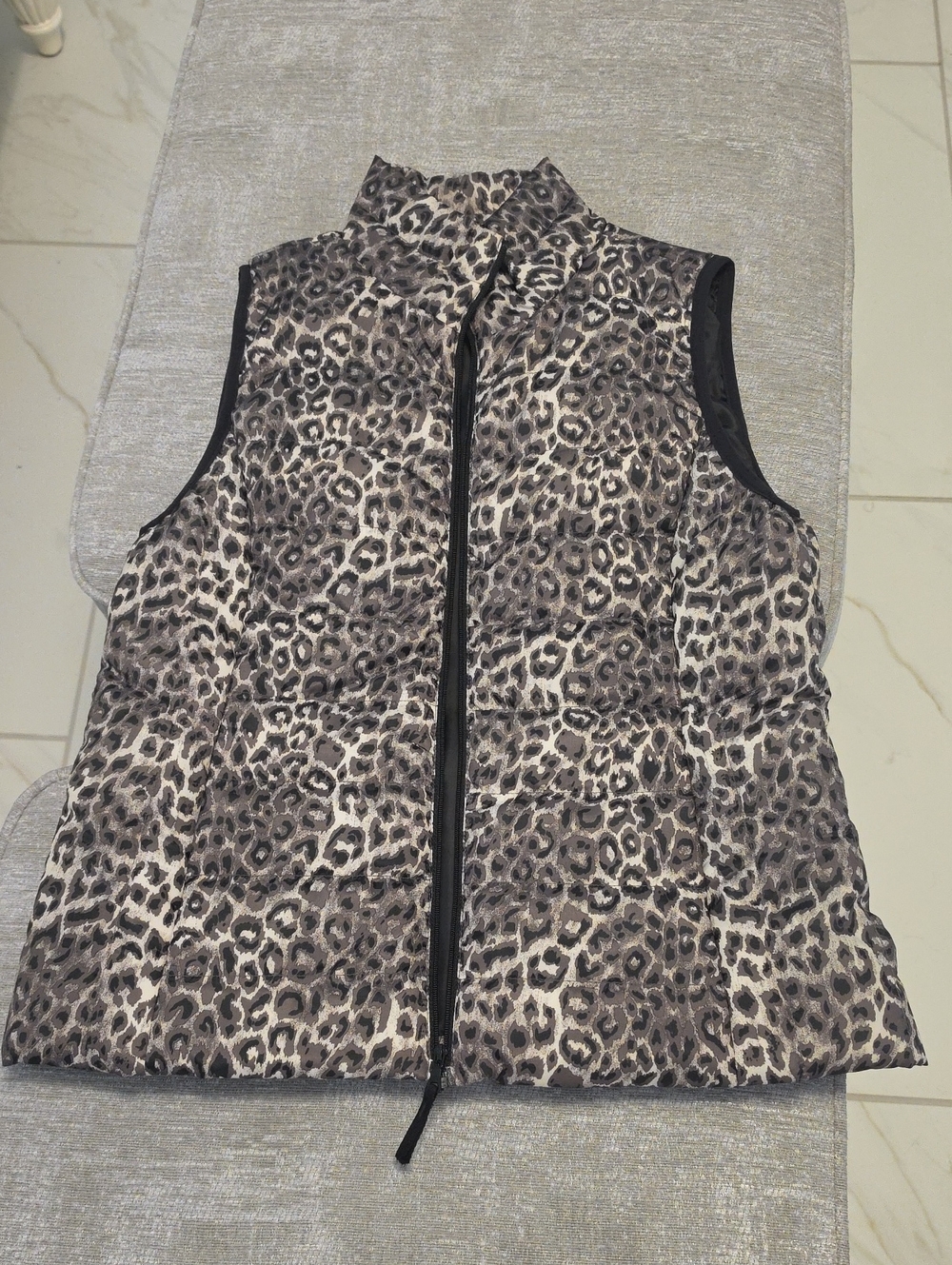Leopard Puffer Vest - Women's Sleeveless Jacket in Gray/Black EUC..no Smoke